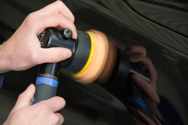 bir araba ressam bir otomobilin çamurluk boya