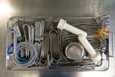 çeşitli cerrahi aletler