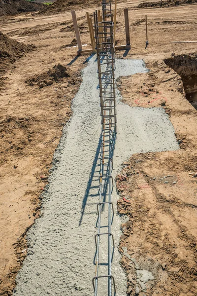 En un sitio de construcción, se establecen los cimientos — Foto de Stock