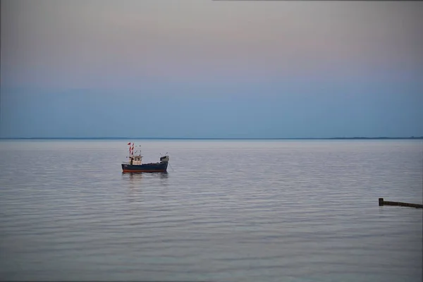 日出时在海上的船 — 图库照片