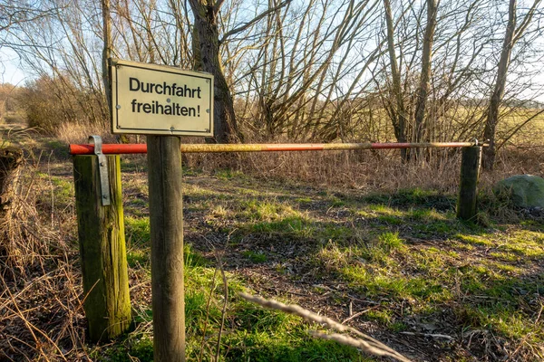 Bir bariyer yol blokları ve bir oturum açma için bir geçit var 