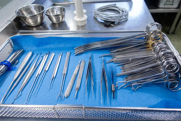 Olika kirurgiska instrument — Stockfoto