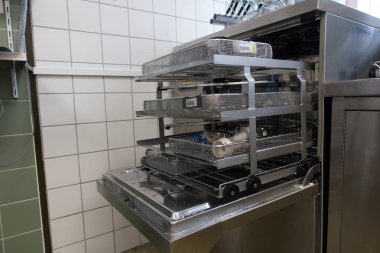 kullanılan cerrahi aletler bir çamaşır makinesi bulunmaktadır