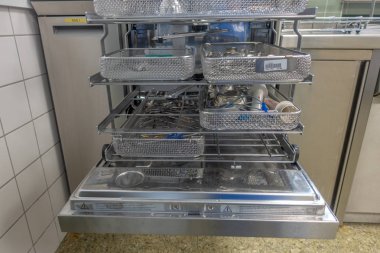 kullanılan cerrahi aletler bir çamaşır makinesi bulunmaktadır