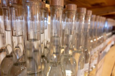 alkol şişeleri bir rafta bir sürü