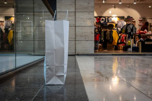 Nákupní taška z papíru stojí na chodbě nakupování — Stock fotografie