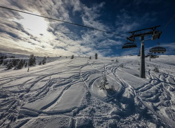Skigebiet mit blauem Himmel — Stockfoto