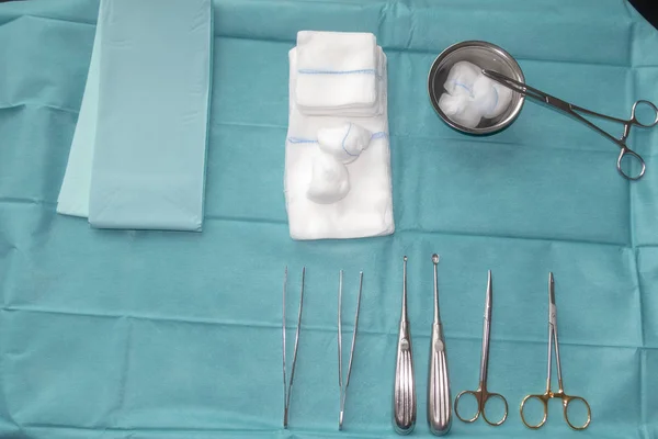 Instrumentos cirúrgicos em reprocessamento — Fotografia de Stock