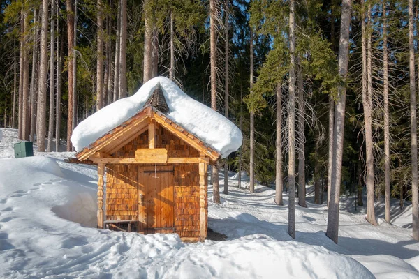 Een kleine kapel in de Alpen — Stockfoto