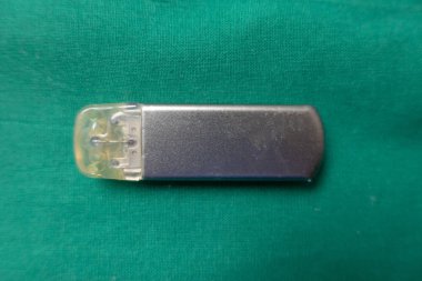 bir explanted olay kaydedici bir yeşil cerrahi asmak