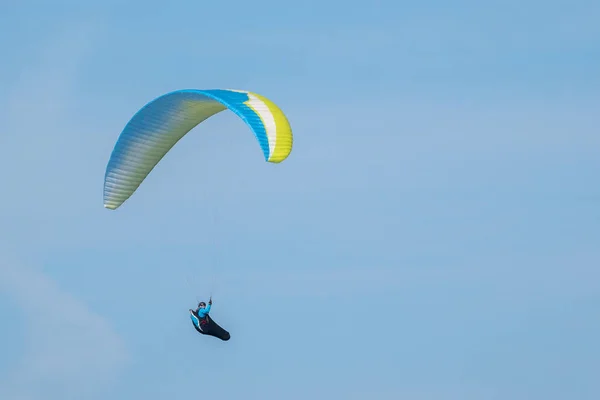 Alguns parapentes voam ao longo da costa íngreme do Mar Báltico — Fotografia de Stock