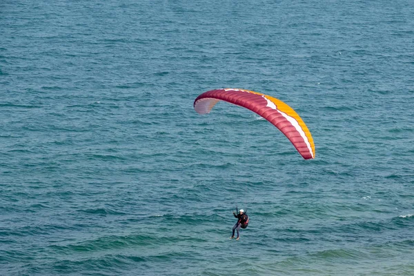 いくつかのパラグライダーは、バルト海の急な海岸に沿って飛ぶ — ストック写真
