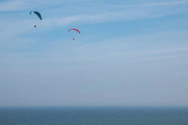 Alguns parapentes voam ao longo da costa íngreme do Mar Báltico — Fotografia de Stock