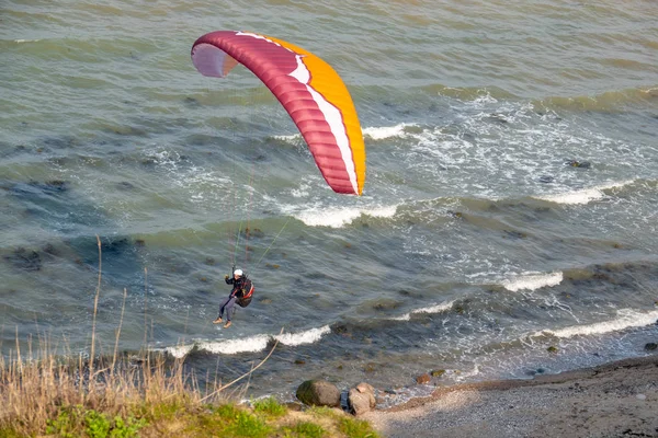 Μερικά αλεξίπτωτα πλαγιάς πετούν κατά μήκος της απότομης ακτής της Βαλτικής θάλασσας — Φωτογραφία Αρχείου