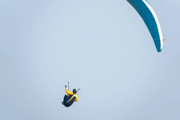 Sommige paragliders vliegen langs de steile kust van de Baltische Zee — Stockfoto