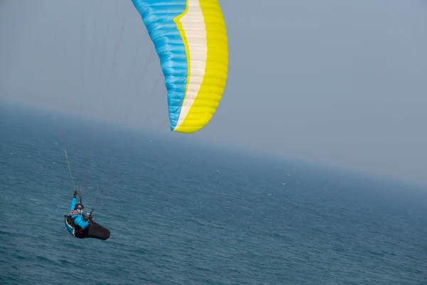 Några paragliders flyger längs den branta kusten av Östersjön — Stockfoto