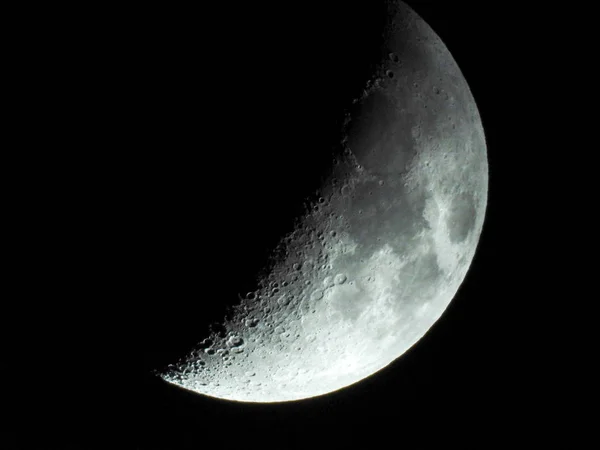 一个有清晰能见度的新月揭示了许多陨石坑 — 图库照片