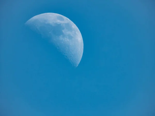 Eine Mondsichel mit klarer Sicht enthüllt viele Krater auf dem — Stockfoto