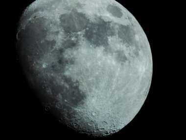 gece gökyüzünde üç çeyrek ayın yakın çekim