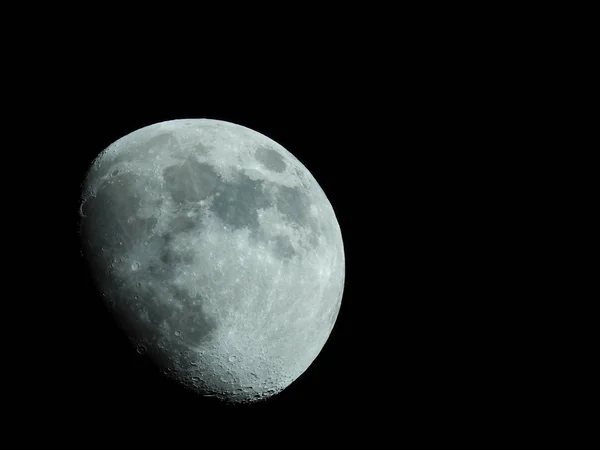 A közelről egy háromnegyed Hold az éjszakai égen — Stock Fotó