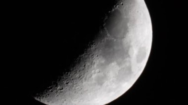 gece gökyüzünde bir ağda ay