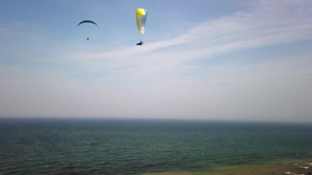 Alcuni Parapendio Volano Lungo Ripida Costa Del Mar Baltico — Video Stock