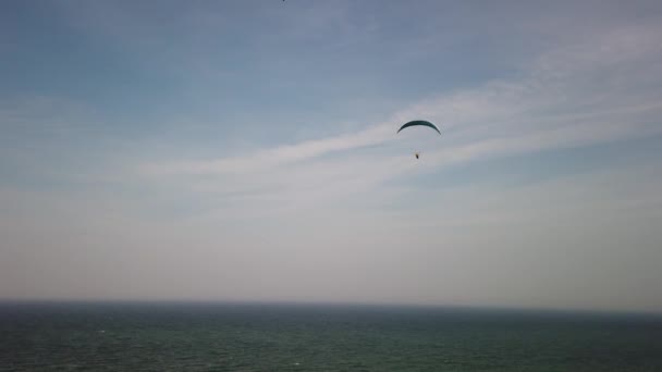 Einige Gleitschirmflieger Fliegen Der Steilküste Der Ostsee Entlang — Stockvideo