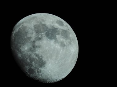 Gece gökyüzünde dolunay var.
