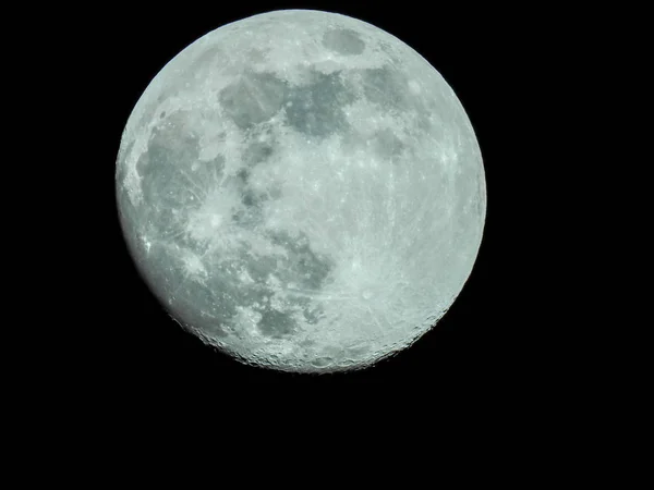 Bijna volle maan aan de nachtelijke hemel — Stockfoto