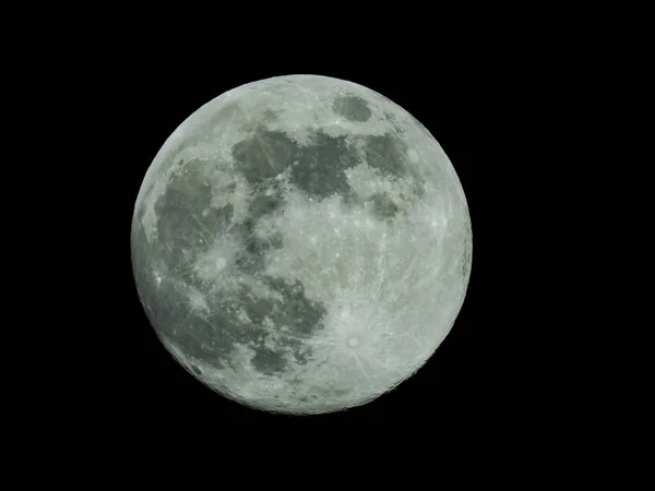 Een volle maan in de Sterrennacht hemel — Stockfoto