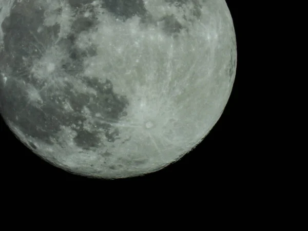 Pełnia księżyca w gwiaździste niebo nocne — Zdjęcie stockowe