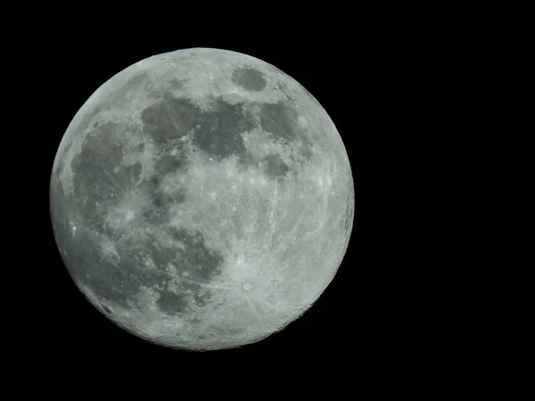 Une pleine lune dans le ciel étoilé — Photo