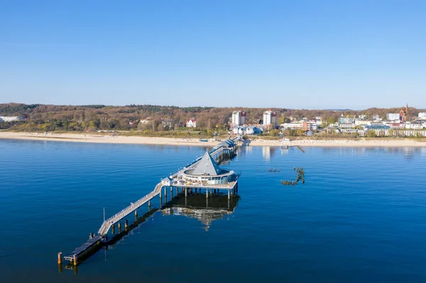 Bir insansız hava aracı Ahlbeck'in deniz köprüsü nün üzerinden uçuyor. 