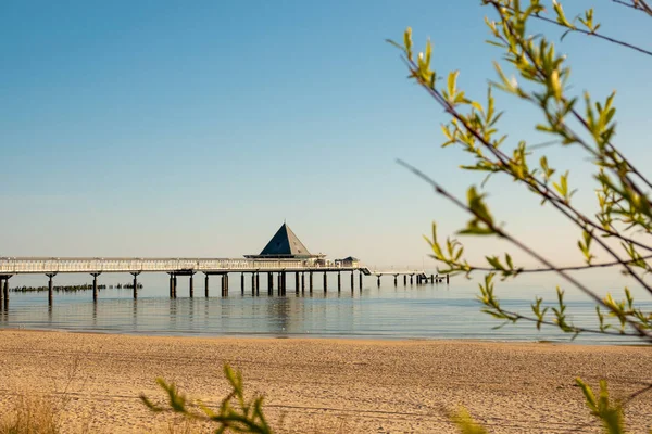 El muelle de Ahlbeck en la madrugada al sol — Foto de Stock