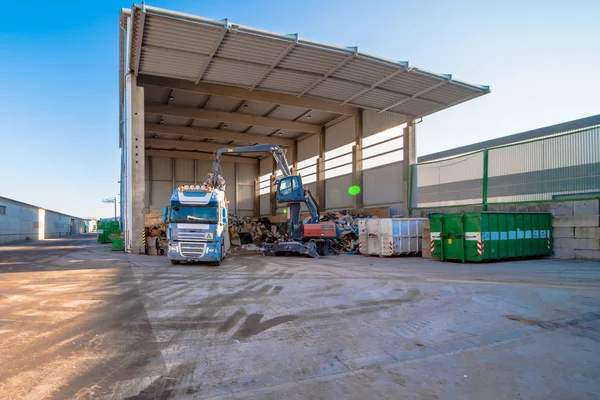 auf eine Geri dönüşümhof wird Abfall sortiert und entsorgt