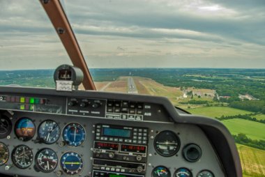 bir spor uçağının kokpitinden piste bir görünüm