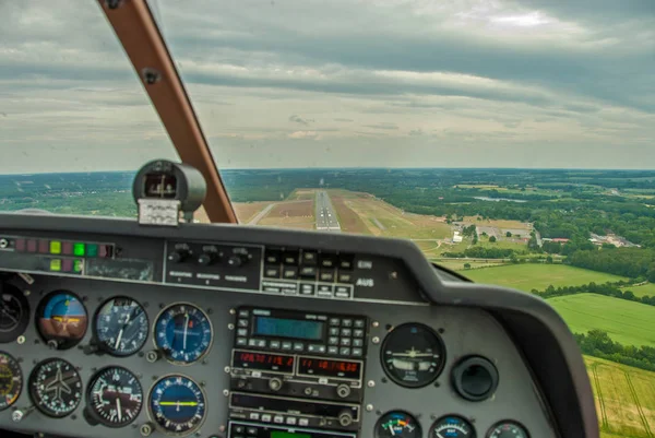 Une vue depuis le poste de pilotage d'un aéronef de sport jusqu'à la piste d'un — Photo