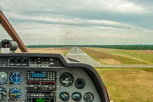 Blick aus dem Cockpit eines Sportflugzeugs auf die Landebahn eines — Stockfoto