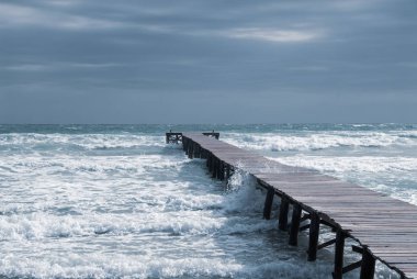 Mallorca sahilinde bir koyda bir iskele