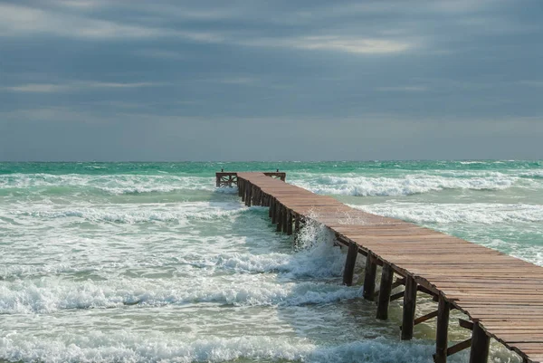 Un embarcadero en una bahía en la playa de Mallorca — Foto de Stock