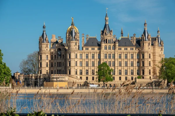 El castillo de Schwerin en primavera en el tiempo más hermoso befo — Foto de Stock