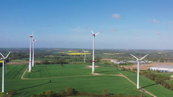 Een Drone Vlucht Velden Lente Windmolens — Stockvideo