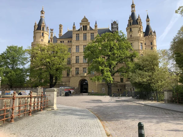 El castillo de Schwerin brilla bajo el sol cuando el tiempo es f — Foto de Stock