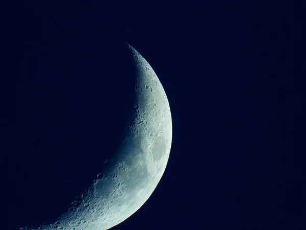Wschodząca ćwierć księżyca w ciemnoniebieskim wieczornym niebie — Zdjęcie stockowe