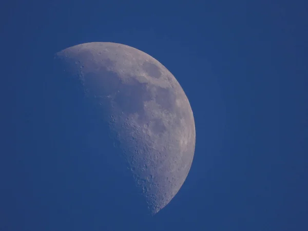 Le croissant de lune dans le ciel bleu après-midi — Photo