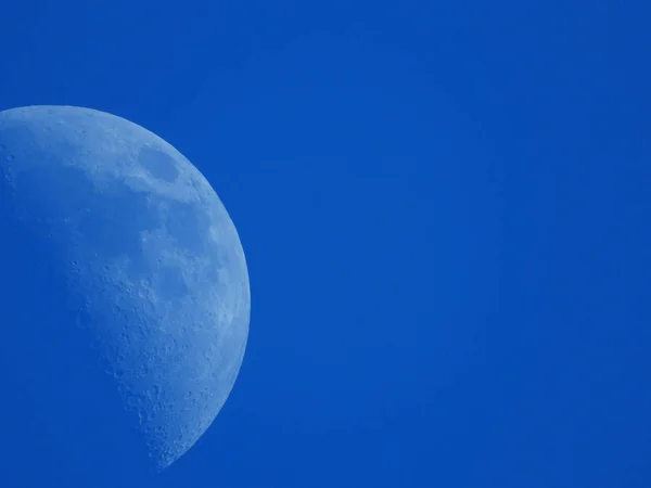 蓝色午后天空中的新月 — 图库照片