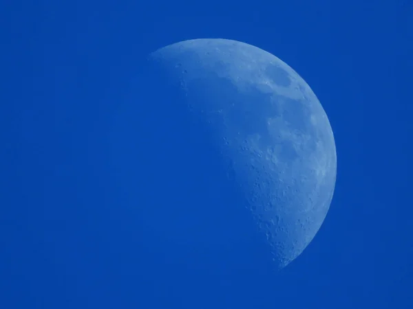 La luna creciente en el cielo azul de la tarde — Foto de Stock