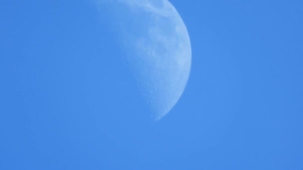 Una Luna Crescente Sta Muovendo Lungo Cielo Blu Pomeriggio Senza — Video Stock