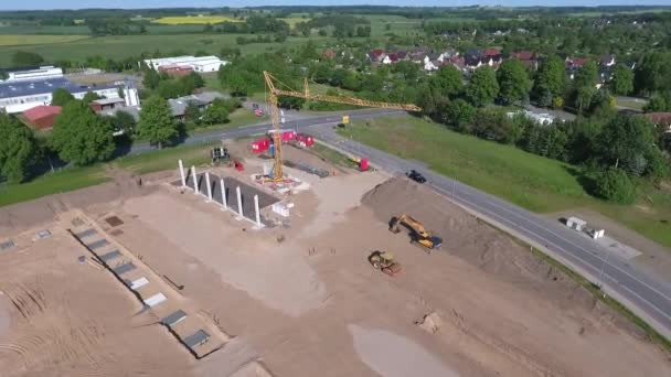 Velkém Staveništi Kterém Vybuduje Obrovská Produkční Hala Pluje Bzukot — Stock video