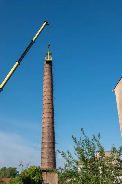 2 чоловіки в кошику висять з гігантського крана, ретельно р — стокове фото